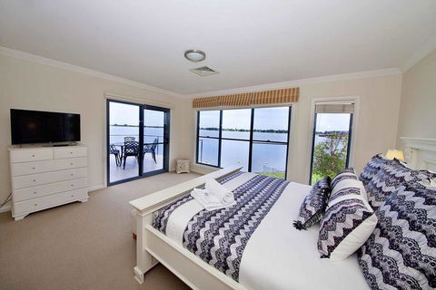 Brookwater- Waterfront On Lake Mulwala - Accommodation Sunshine Coast 0