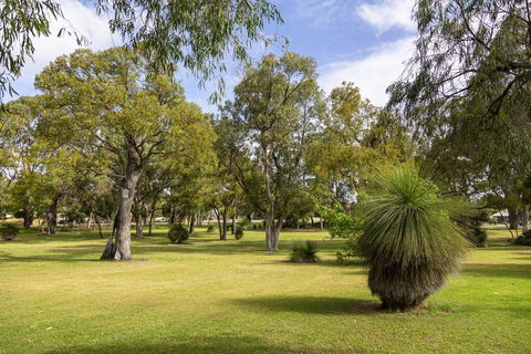 Camellia Cottage - PET FRIENDLY - Kwinana - Accommodation Sunshine Coast 1