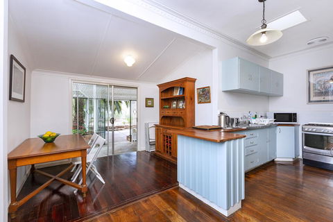 Camellia Cottage - PET FRIENDLY - Kwinana - Accommodation Sunshine Coast 3