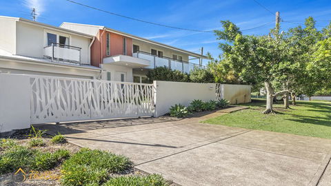 Campbell Cove - 60 Campbell Avenue - Accommodation Sunshine Coast 3