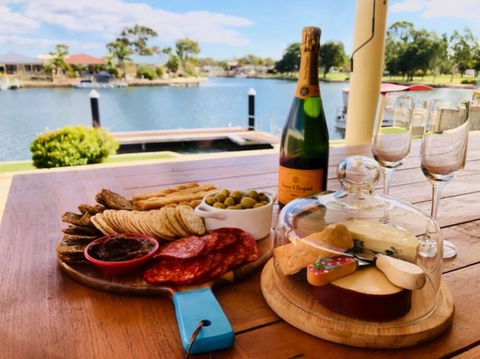 Canal Elegance In Yunderup - Accommodation Sunshine Coast 0