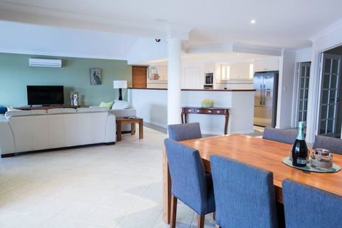 Canal Elegance In Yunderup - Accommodation Sunshine Coast 3