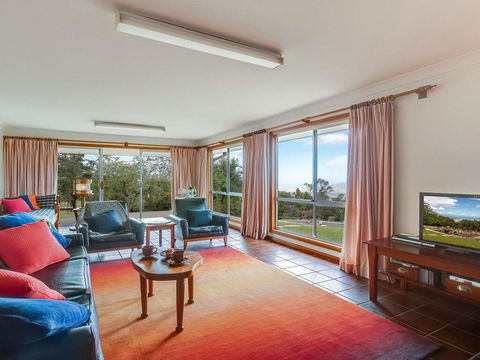 Captain's Lookout - Elevated Ocean Views, Rural Stay - Accommodation Sunshine Coast 3