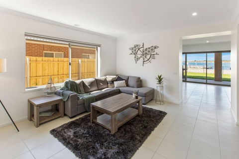 Captains Hideaway - Jetty Berth And Pet Friendly - Accommodation Sunshine Coast 3