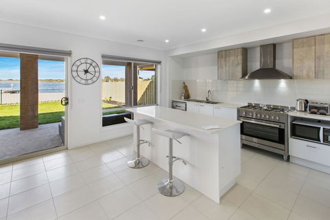 Captains Hideaway - Jetty Berth And Pet Friendly - Accommodation Sunshine Coast 1