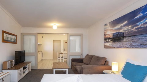 Cascades 7- Centrally Located With Beautiful Views - Accommodation Sunshine Coast 1