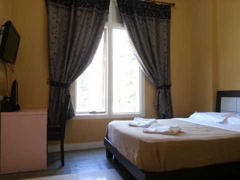 Central Private Hotel - Accommodation Sunshine Coast 1