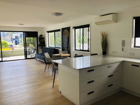 CHELSEA BY THE SEA - 2 BED APART - WALK TO BEACH - Accommodation Sunshine Coast 2