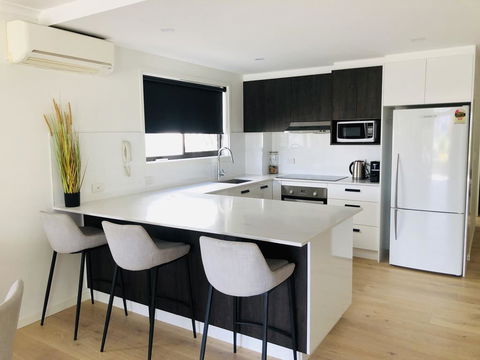 CHELSEA BY THE SEA - 2 BED APART - WALK TO BEACH - Accommodation Sunshine Coast 3