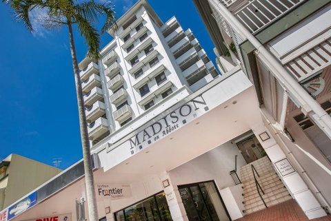 Chic City Apartment With Waterfront Views - Accommodation Sunshine Coast 1