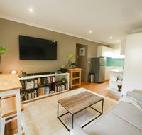 Chic Pet Friendly  500m to the Beach w/ parking