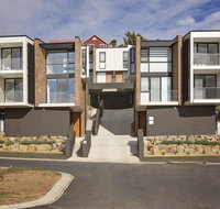 Chilam 'B' - Sophisticated style with views to the lake  mountains - Accommodation Sunshine Coast