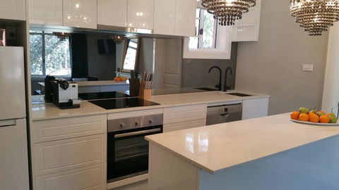 City Life Apartment-full Kitchen & Separate Bedroom - Accommodation Sunshine Coast 2