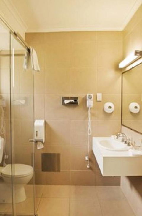 Classic Queen Room 2 In Oakleigh - Accommodation Sunshine Coast 3