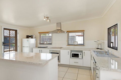 Close To Water, Restaurants And Clubs, Toorbul St, Bongaree - Accommodation Sunshine Coast 1