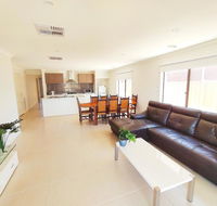 Comfortable 5BR House 6mins to Werribee Station.Great Ocean Road tourist stopover - Accommodation Sunshine Coast