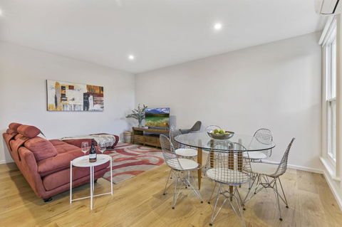 Convenient And Quiet In Sophisticated Malvern - Accommodation Sunshine Coast 0