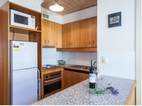 Cora Lynn - Apartment 18 - Accommodation Sunshine Coast 3