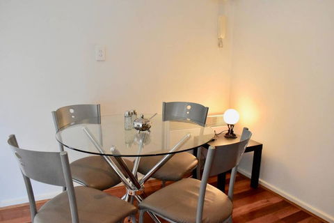 Cosy 1 Bedroom Apartment In Trendy Northcote - Accommodation Sunshine Coast 3