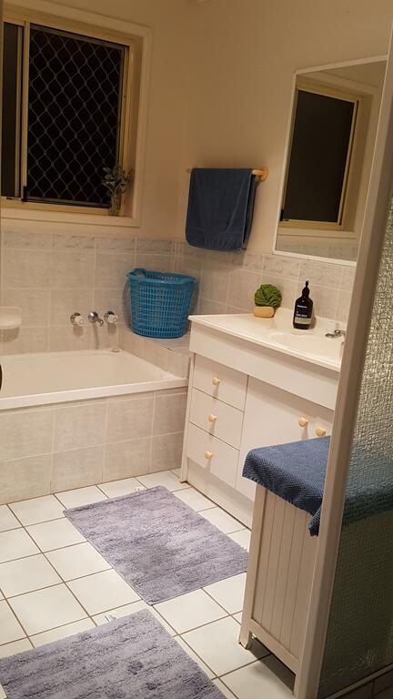 Cosy Quiet Bedroom Ferny Grove - Accommodation Sunshine Coast 3