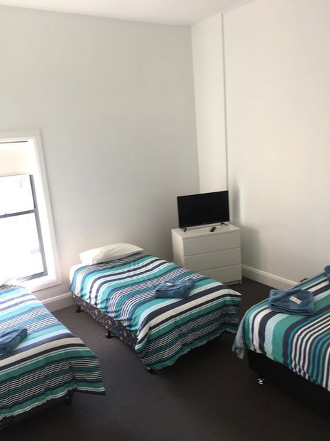 Crown Inn Hotel - Accommodation Sunshine Coast 2