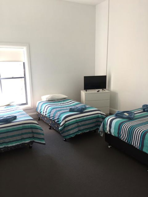 Crown Inn Hotel - Accommodation Sunshine Coast 1