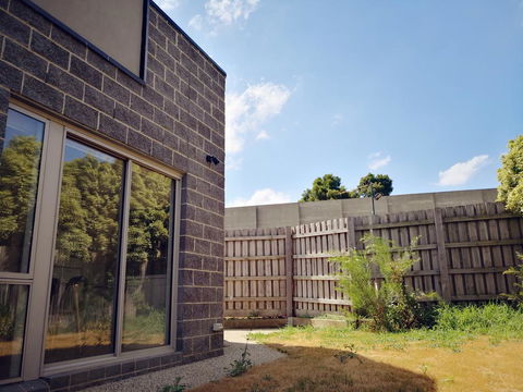 Delicate And Peaceful Bundoora Townhouse 10-R1 - Accommodation Sunshine Coast 1