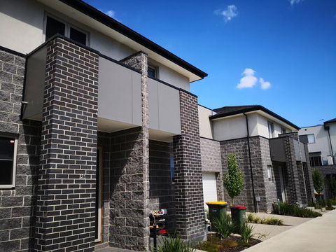 Delicate And Peaceful Bundoora Townhouse 12 - Accommodation Sunshine Coast 0