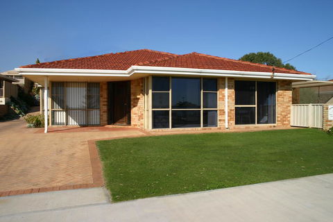 Denison Waterfront - Accommodation Sunshine Coast 0