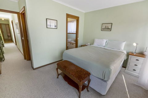 Eagle Point Getaway - Waterfront Serenity! - Accommodation Sunshine Coast 2