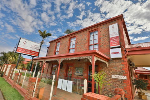 Early Australian Motor Inn - Accommodation Sunshine Coast 0