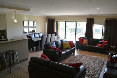 ELSINOR Townhouse 8 Mulwala - Accommodation Sunshine Coast 2