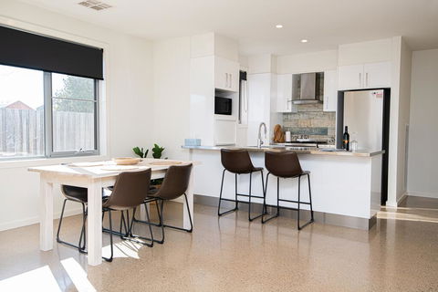 Endsleigh II - Cosy 2 Bedroom Villa, Free Wifi, Near CBD - Accommodation Sunshine Coast 0