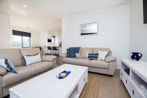 Endsleigh II - Cosy 2 Bedroom Villa, Free Wifi, Near CBD - Accommodation Sunshine Coast 2