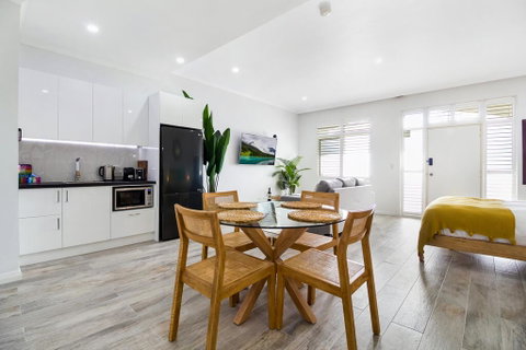 Enjoy Bayside Life At Stylish Studio Close To City - Accommodation Sunshine Coast 2