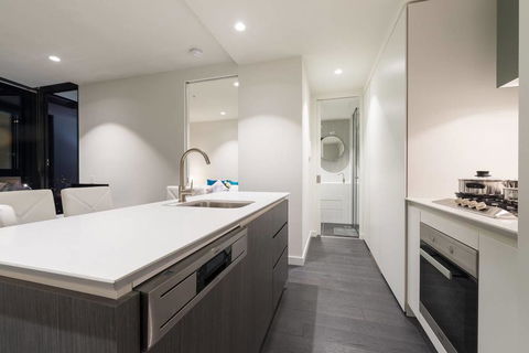 EQ Tower Luxury 2 Bedroom Skyline CBD Apartment - Accommodation Sunshine Coast 3