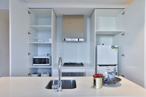 EQ TOWER Melbourne CBD APT - Accommodation Sunshine Coast 2