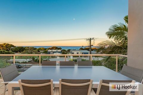 EXCLUSIVE OCEAN VIEW PENTHOUSE ON MARINE PARADE - Accommodation Sunshine Coast 0
