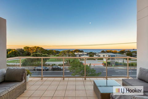 EXCLUSIVE OCEAN VIEW PENTHOUSE ON MARINE PARADE - Accommodation Sunshine Coast 3
