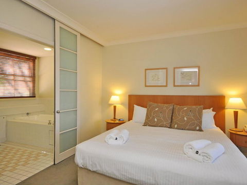 Executive 1 Bedroom Spa Villa Located Within Cypress Lakes Resort - Accommodation Sunshine Coast 2
