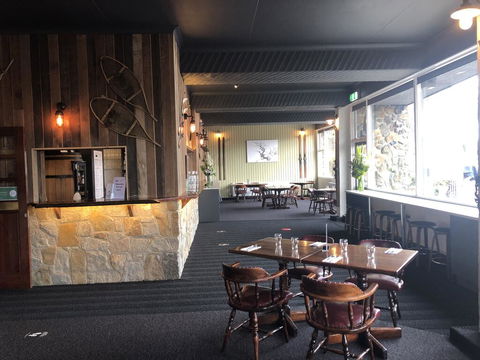 Falls Creek Hotel - Accommodation Sunshine Coast 3