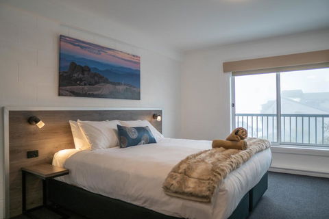 Falls Creek Hotel - Accommodation Sunshine Coast 1