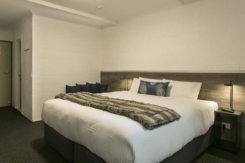 Falls Creek Hotel - Accommodation Sunshine Coast 2