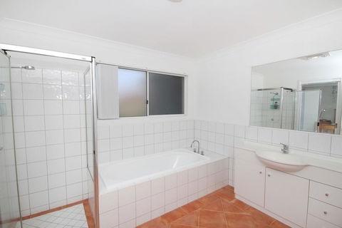 FANTASTIC HOLIDAY UNIT IN A PERFECT LOCATION - Accommodation Sunshine Coast 1