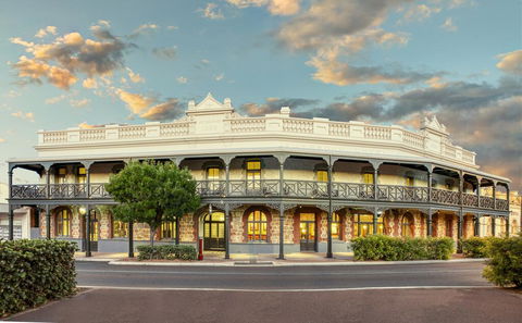 Farmers Home Hotel - Accommodation Sunshine Coast 0