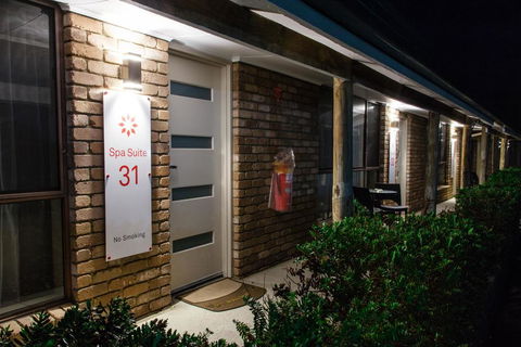 Farnham Court Motel And Restaurant - Accommodation Sunshine Coast 3