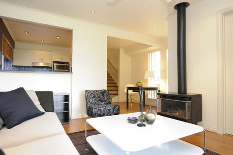 Feathers Serviced Townhouse - Accommodation Sunshine Coast 1