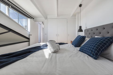 Fitzroy Converted Warehouse Penthouse - Accommodation Sunshine Coast 2