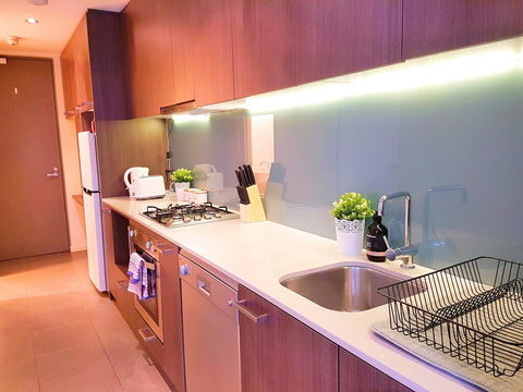 FITZROY FANTASTIC 1BR APT With FREE WINE, NETFLIX, WIFI, Close To TRAMS, COLES - Accommodation Sunshine Coast 2