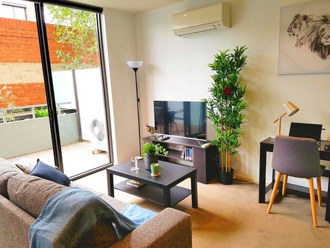 FITZROY FANTASTIC 1BR APT With FREE WINE, NETFLIX, WIFI, Close To TRAMS, COLES - Accommodation Sunshine Coast 0
